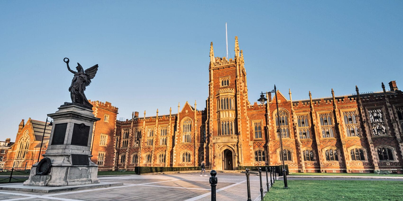 QUEEN'S UNIVERSITY BELFAST (QUB)